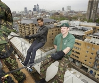 El actor de "X-Men" se lanzó en rapel desde el techo de un edificio en Londres